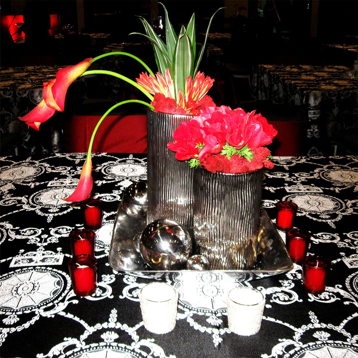 Silver & Black Medallion Reversible Table Linen - Image 3