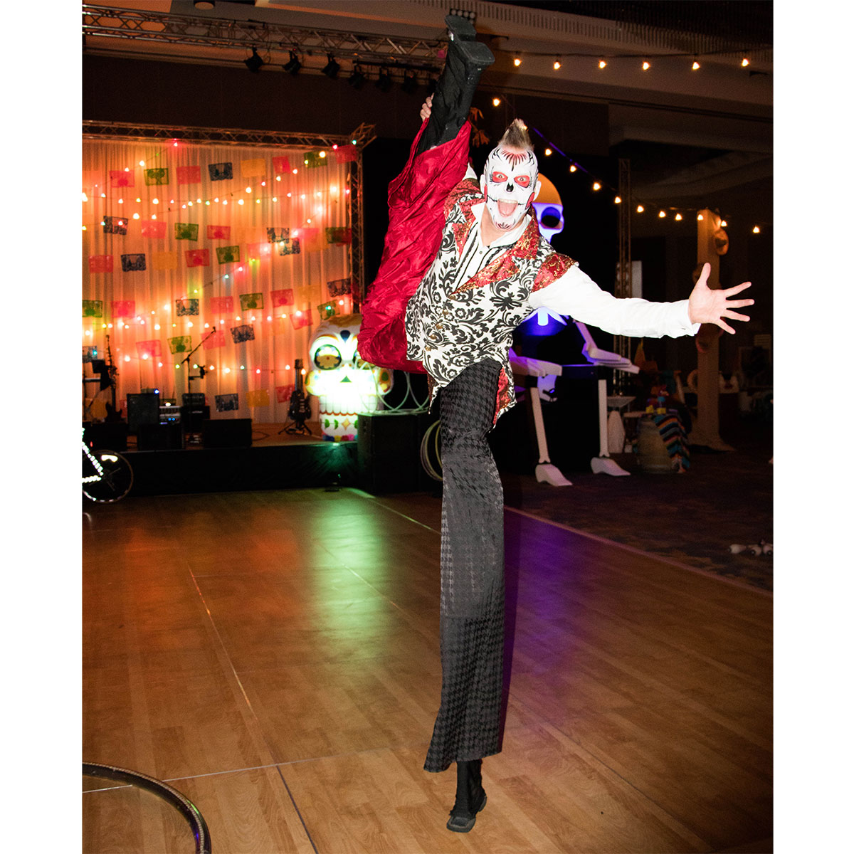 Stilt Walkers - Image 4